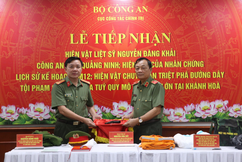 Tiếp nhận hiện vật được sử dụng trong nhiều chuyên án lớn của lực lượng CAND -0