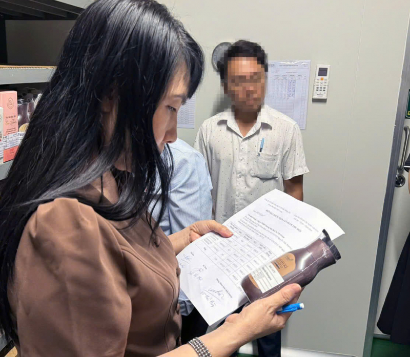 Kiểm tra đột xuất công ty sản xuất dồi gội, kem chống nắng bị đình chỉ lưu hành. -0