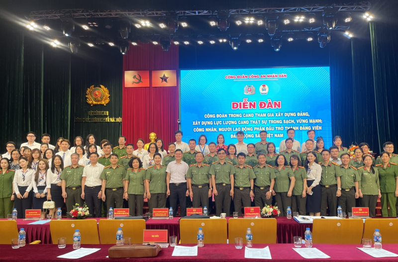 Diễn đàn trực tuyến Công nhân, người lao động trong CAND góp ý xây dựng Đảng và phấn đấu trở thành đảng viên -0