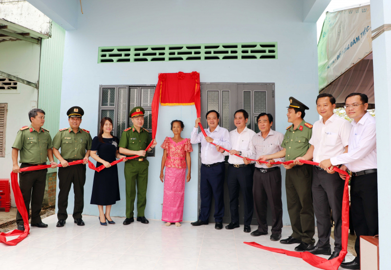 Bàn giao 700 căn nhà tặng các hộ gia đình khó khăn về nhà ở trên địa bàn tỉnh Bạc Liêu -0