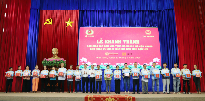 Bàn giao 700 căn nhà tặng các hộ gia đình khó khăn về nhà ở trên địa bàn tỉnh Bạc Liêu -0
