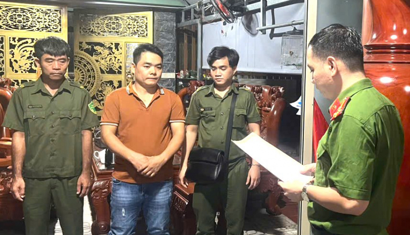 Tạm giữ Chủ tịch UBND phường và 5 đối tượng về hành vi môi giới và nhận hối lộ -0