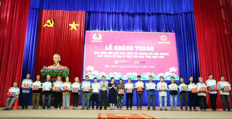 Bàn giao 700 căn nhà tặng các hộ gia đình khó khăn về nhà ở trên địa bàn tỉnh Bạc Liêu -1