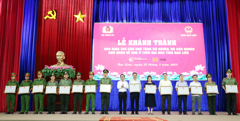 Bàn giao 700 căn nhà tặng các hộ gia đình khó khăn về nhà ở trên địa bàn tỉnh Bạc Liêu -0