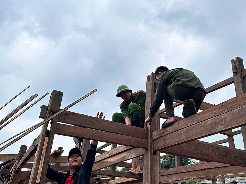 Công an tỉnh Bắc Kạn hỗ trợ nhân dân khắc phục hậu quả mưa lũ -0