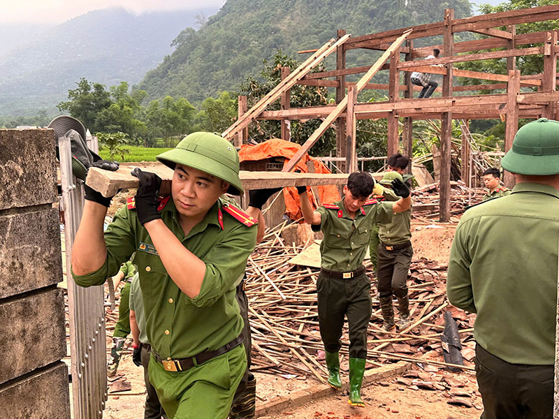 Công an tỉnh Bắc Kạn hỗ trợ nhân dân khắc phục hậu quả mưa lũ -0