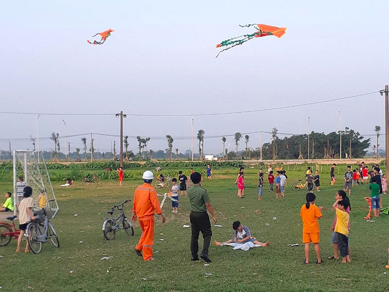 EVNHANOI khuyến cáo tai nạn từ các vụ thả diều gần đường dây điện -0