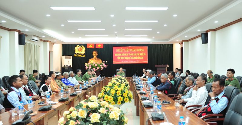 Người có uy tín tỉnh Ninh Thuận tích cực tham gia bảo vệ an ninh trật tự -0