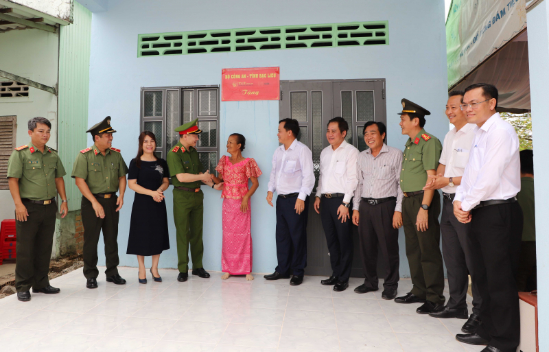 Bàn giao 700 căn nhà tặng các hộ gia đình khó khăn về nhà ở trên địa bàn tỉnh Bạc Liêu -1