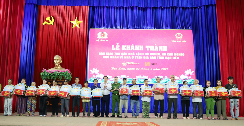 Bàn giao 700 căn nhà tặng các hộ gia đình khó khăn về nhà ở trên địa bàn tỉnh Bạc Liêu -0