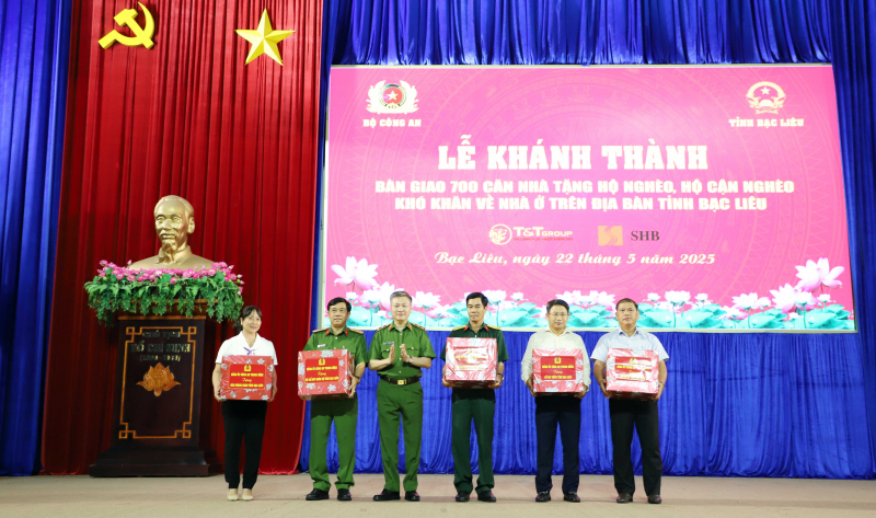 Bàn giao 700 căn nhà tặng các hộ gia đình khó khăn về nhà ở trên địa bàn tỉnh Bạc Liêu -1