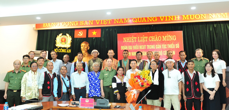 Người có uy tín tỉnh Ninh Thuận tích cực tham gia bảo vệ an ninh trật tự -0