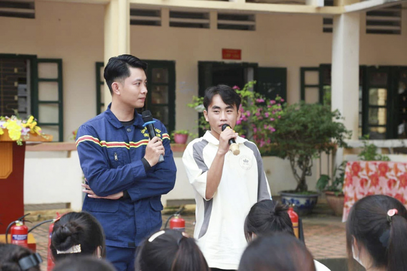 Người đi về phía lửa -1