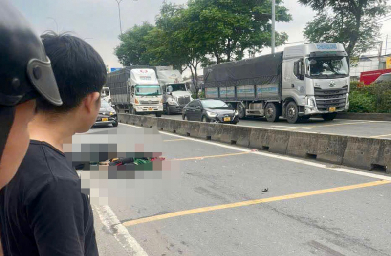 Tông liên hoàn trước chợ đầu mối nông sản, 2 người tử vong -0