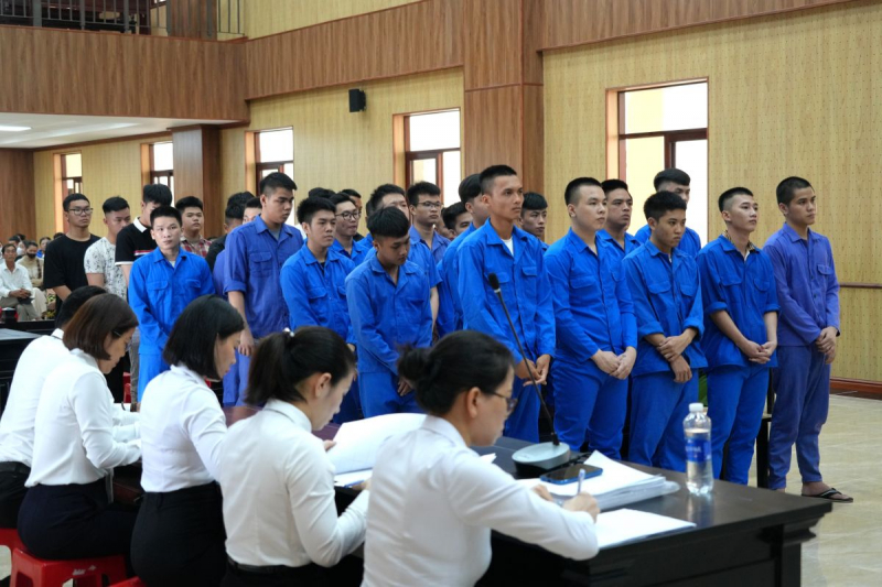 Tụ tập dùng hung khí đánh nhau, phá hủy tài sản, 35 thanh thiếu niên lãnh án -0