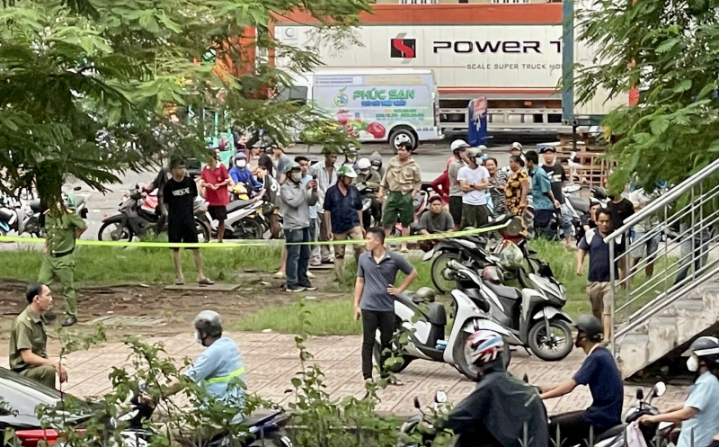 Tông liên hoàn trước chợ đầu mối nông sản, 2 người tử vong -0