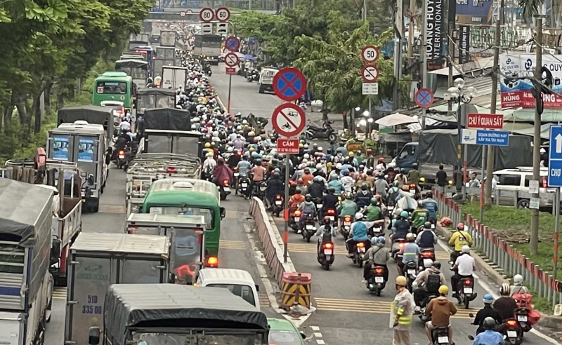 Tông liên hoàn trước chợ đầu mối nông sản, 2 người tử vong -1