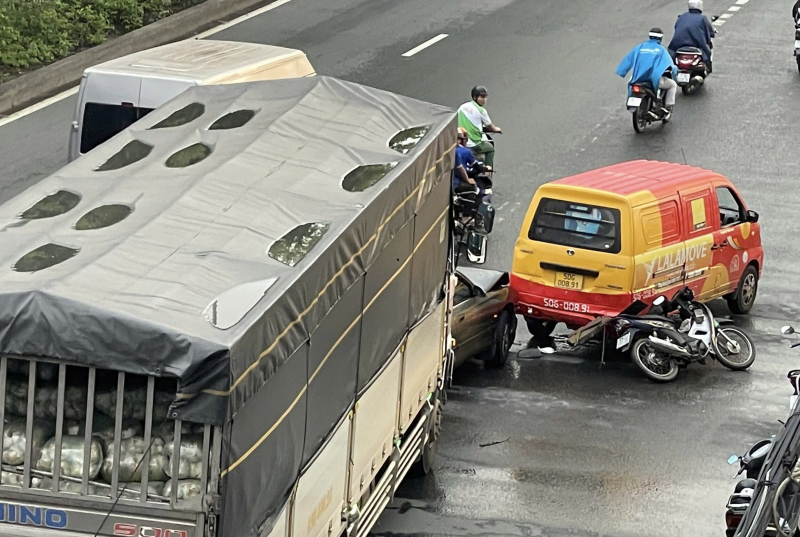 Tông liên hoàn trước chợ đầu mối nông sản, 2 người tử vong -0