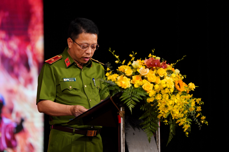 Hàng ngàn khán giả xúc động khi xem kịch về người lính PCCC “Ngược chiều bình an” -0