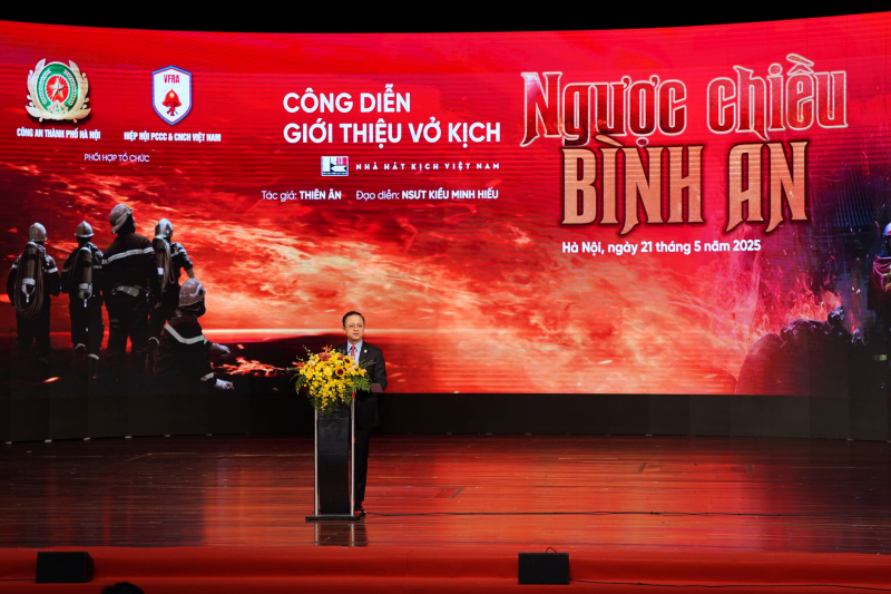 Hàng ngàn khán giả xúc động khi xem kịch về người lính PCCC “Ngược chiều bình an” -1