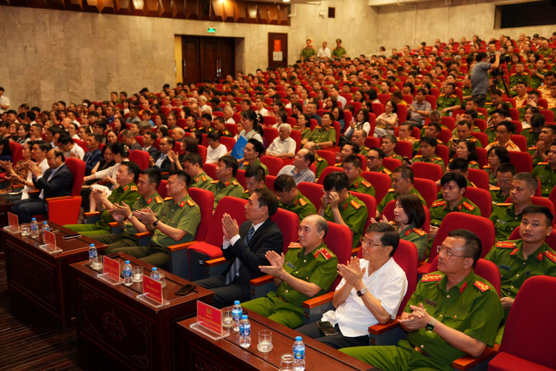 Hàng ngàn khán giả xúc động khi xem kịch về người lính PCCC “Ngược chiều bình an” -2