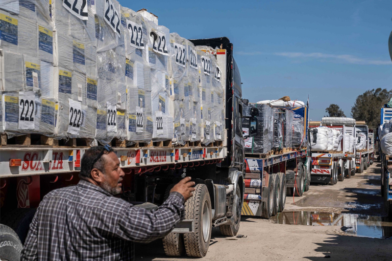 Xe chở bột mì và thức ăn trẻ em ùn ùn kéo vài vào Dải Gaza -0