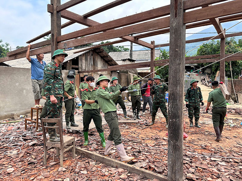 Công an tỉnh Bắc Kạn hỗ trợ nhân dân khắc phục hậu quả mưa lũ -3