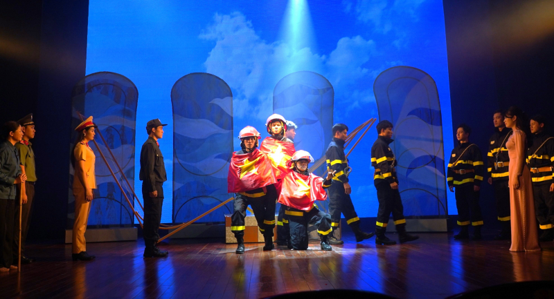 Hàng ngàn khán giả xúc động khi xem kịch về người lính PCCC “Ngược chiều bình an” -0