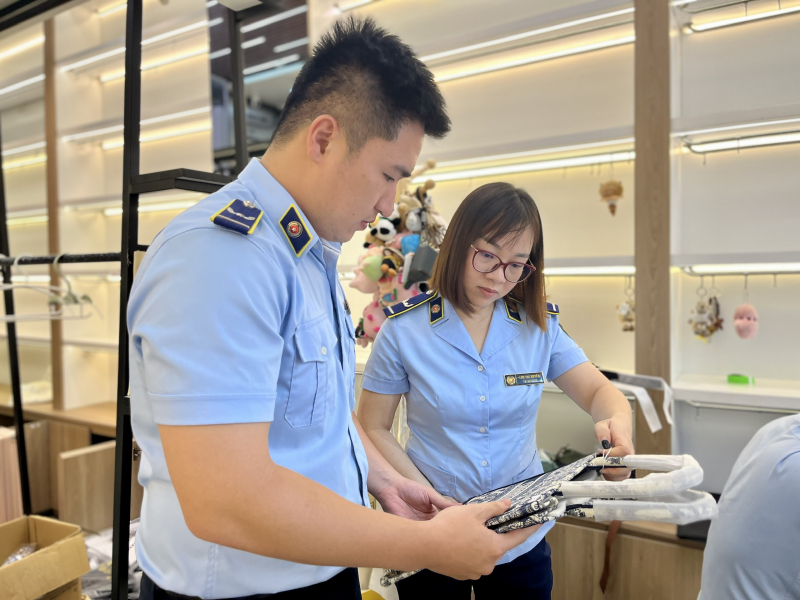 Công khai bán hàng thời trang giả tại các tuyến phố du lịch ở Đà Nẵng -0