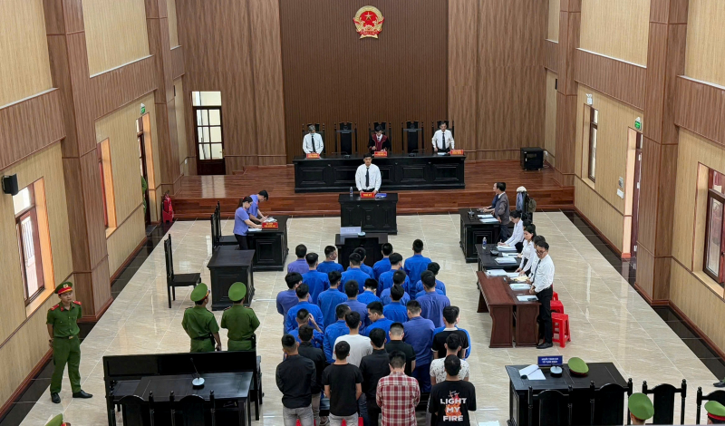 Tụ tập dùng hung khí đánh nhau, phá hủy tài sản, 35 thanh thiếu niên lãnh án -1