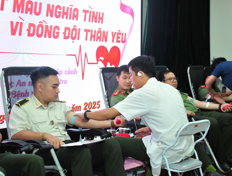 Giọt máu nghĩa tình vì đồng đội thân yêu -0