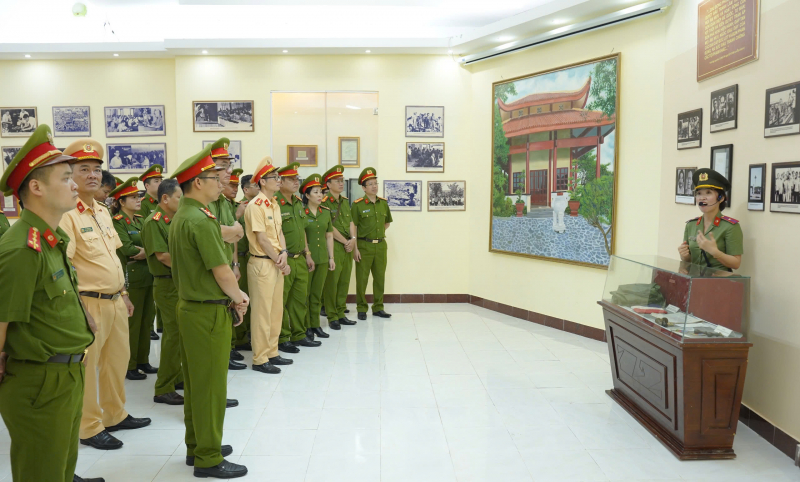 Cụm thi đua số 5 Bộ Công an về nguồn tại Khu di tích sử quốc gia Hòn Đá Bạc  -0