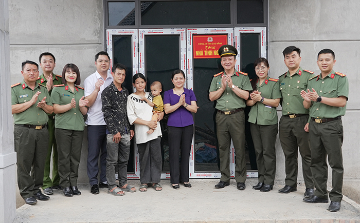 Công an tỉnh Cao Bằng tổ chức lễ khánh thành, gắn biển nhà tình nghĩa -0