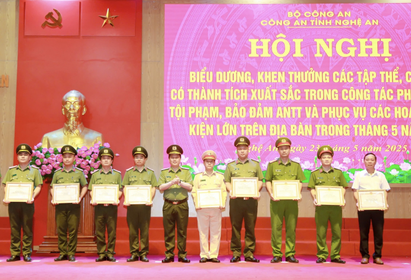 Công an Nghệ An: Khen thưởng các tập thể, cá nhân có thành tích xuất sắc -0