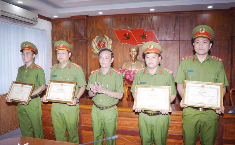 Khen thưởng tập thể, cá nhân có thành tích tấn công tội phạm -0