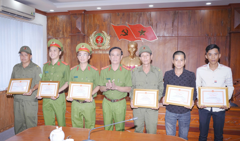 Khen thưởng tập thể, cá nhân có thành tích tấn công tội phạm -1