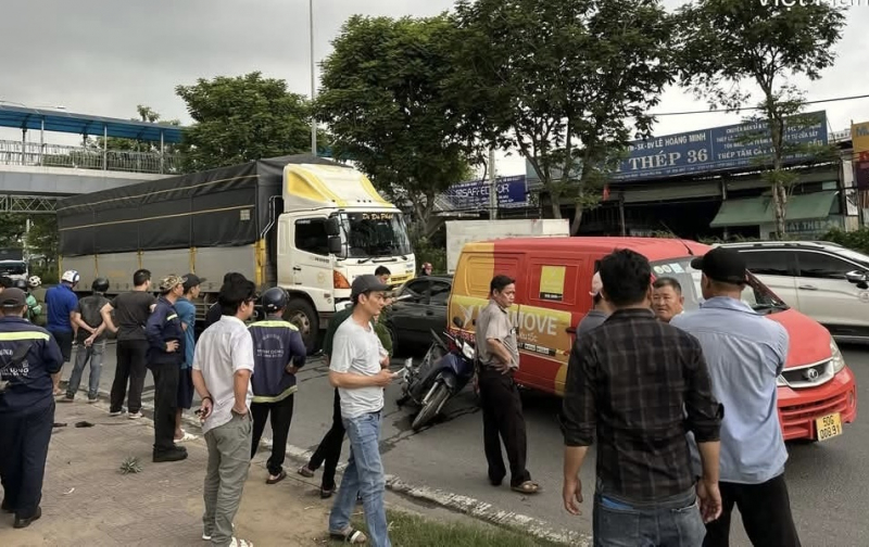 Tạm giữ tài xế xe chở rau củ gây tai nạn nghiêm trọng trước chợ đầu mối -0