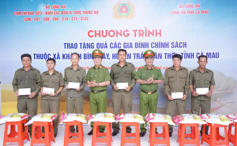 Cụm thi đua số 5 Bộ Công an về nguồn tại Khu di tích sử quốc gia Hòn Đá Bạc  -2