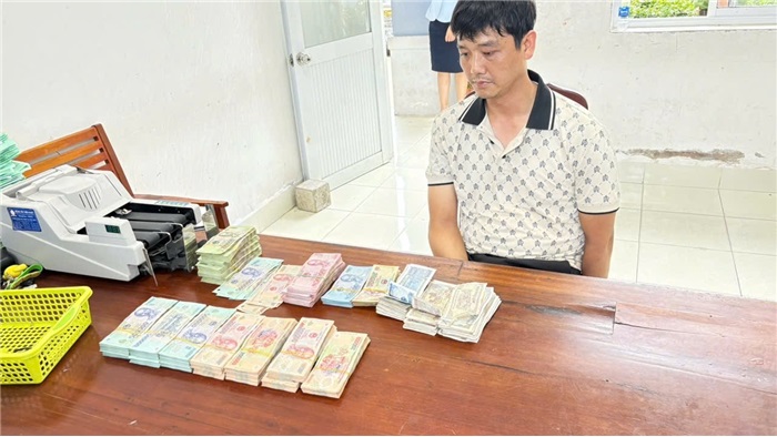 Khen thưởng cá nhân và tập thể truy bắt kẻ cầm dao và xăng xông vào cướp ngân hàng -0
