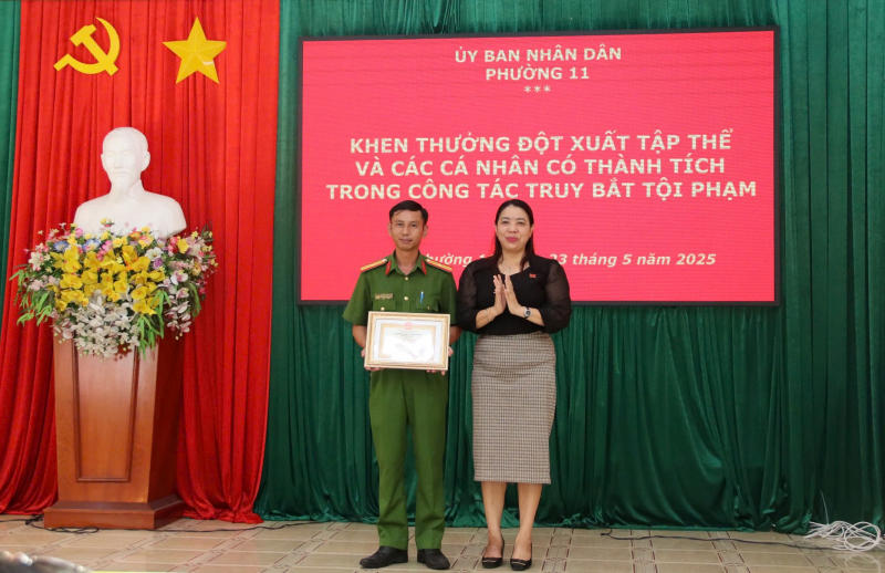 Khen thưởng cá nhân và tập thể truy bắt kẻ cầm dao và xăng xông vào cướp ngân hàng -1