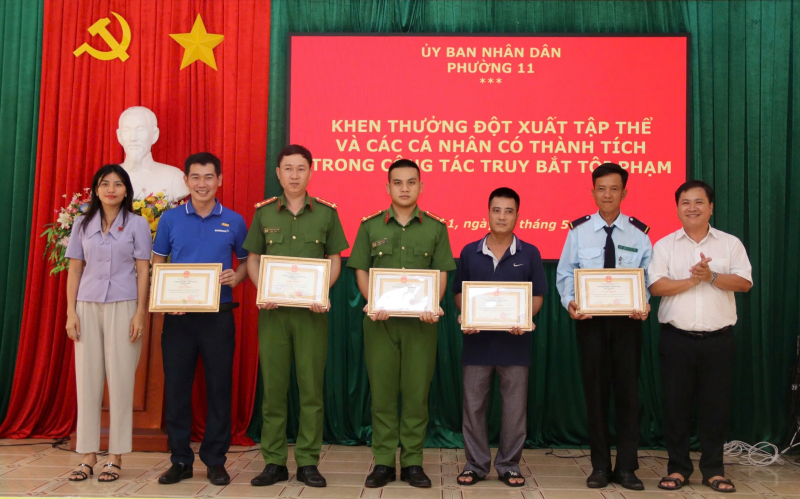 Khen thưởng cá nhân và tập thể truy bắt kẻ cầm dao và xăng xông vào cướp ngân hàng -2