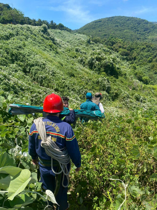 Fire and Rescue Forces remove body from 40m deep abyss at Son Tra Peninsula -0