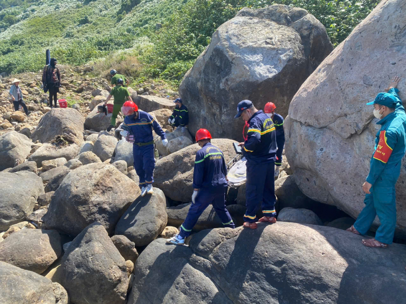 Fire and Rescue Forces remove the body from a 40 meter deep abyss at Son Tra Peninsula -1