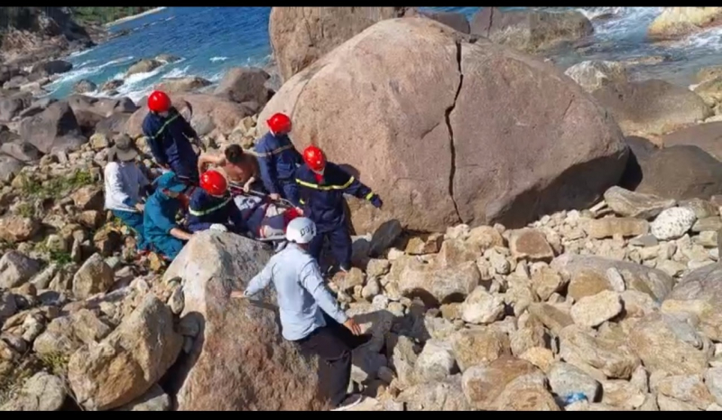 Fire and Rescue Forces remove body from 40m deep abyss at Son Tra Peninsula -0