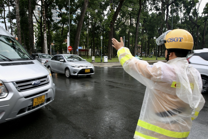 Der Regen konnte den Strom der Menschen nicht stoppen, die kamen, um sich vom ehemaligen Präsidenten Tran Duc Luong zu verabschieden -6
