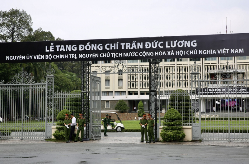 Der Regen konnte den Strom der Menschen nicht stoppen, die kamen, um sich vom ehemaligen Präsidenten Tran Duc Luong zu verabschieden -8