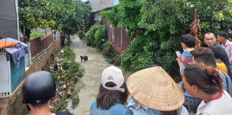 ドンナイ省の5年生女子生徒が大雨で川の水に流される -0