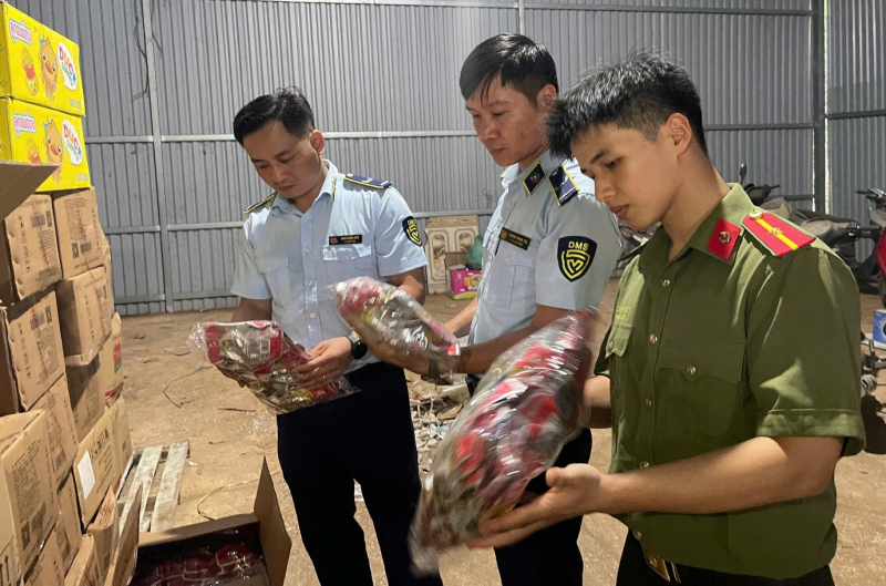 Tiếp tục đẩy mạnh cao điểm đấu tranh ngăn chặn, đẩy lùi buôn lậu, hàng giả -0
