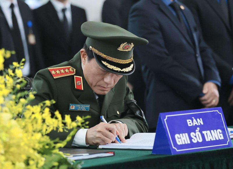 Đảng ủy Công an Trung ương, lãnh đạo Bộ Công an viếng nguyên Chủ tịch nước Trần Đức Lương -0