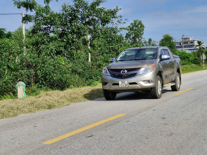 Lòng đường thành nơi phơi lúa -0